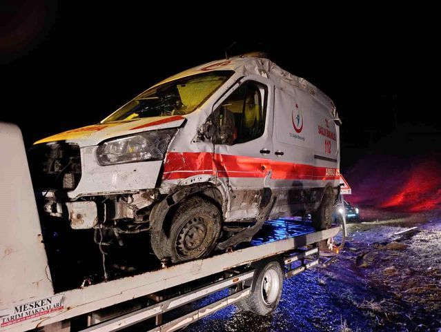Muş'ta Ambulans Devrildi: 5 Kişi Yaralandı