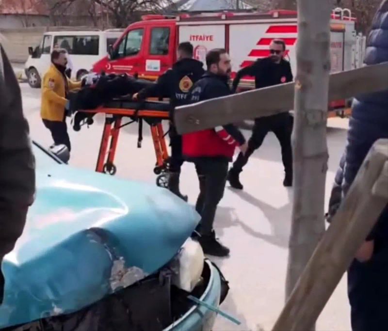 Van Edremit'te İki Otomobil Çarpıştı: 5 Kişi Yaralandı