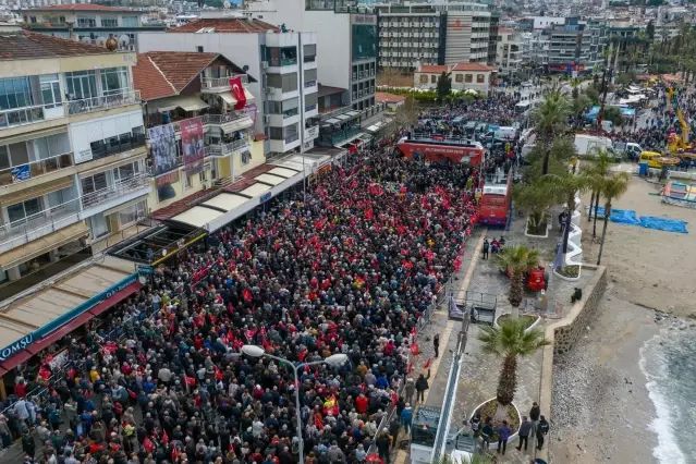 Özgür Özel: 'Ne Ömer'i Ne Ekrem'i Haksız Hedeflere Teslim Etmeyiz'