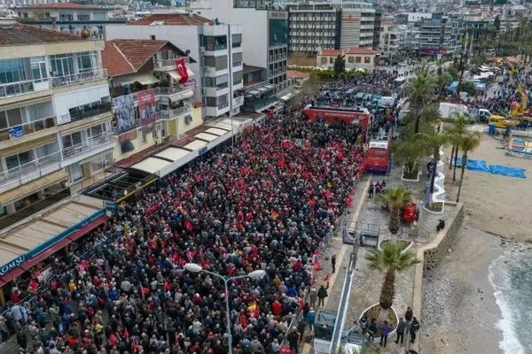Özgür Özel: 'Ne Ömer'i Ne Ekrem'i Haksız Hedeflere Teslim Etmeyiz'