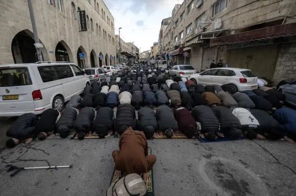 Filistinliler Mescid-i Aksa'da Kısıtlamalara Rağmen Bayram Namazı Kıldı