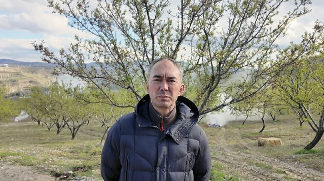 Demirci'de Badem Üreticileri Zirai Don Tehdidine Karşı Dumanlama Yöntemiyle Mücadele Ediyor