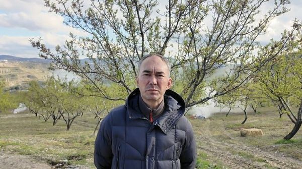 Demirci'de Badem Üreticileri Zirai Don Tehdidine Karşı Dumanlama Yöntemiyle Mücadele Ediyor