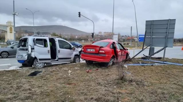 Altıntaş'ta Trafik Kazasında 8 Kişi Yaralandı