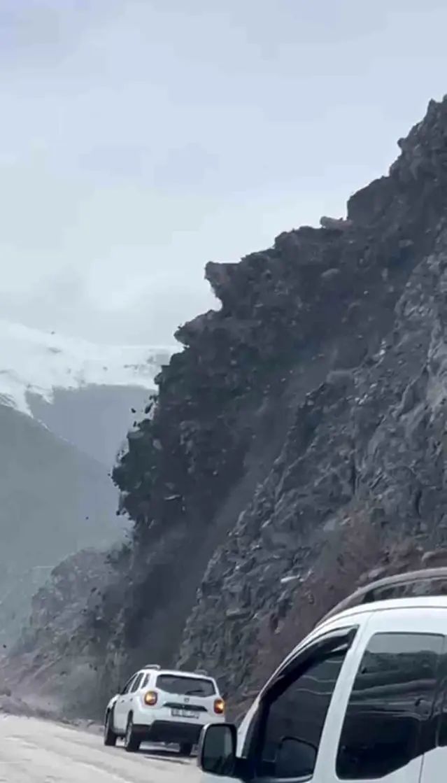 Yüksekova-Van Yolunda Heyelan Trafikte Aksamalara Yol Açtı
