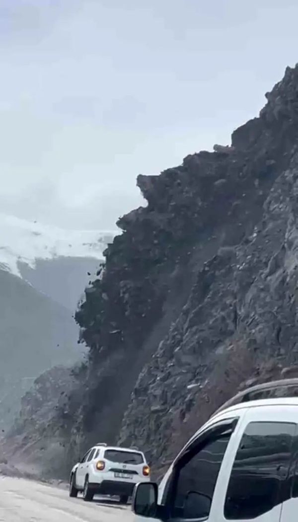 Yüksekova-Van Yolunda Heyelan Trafikte Aksamalara Yol Açtı