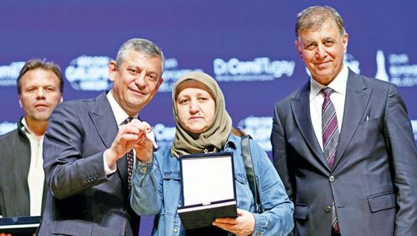 CHP Lideri Özel İzmir’de Konuştu: Seçilmişler Atanmışlardan Üstündür