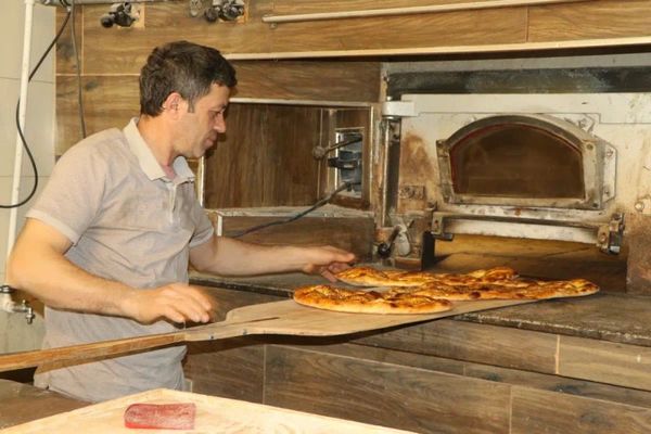 Samsun'da Fırıncılar Ramazan'da Sıcak Pide İçin Oruçlu Çalışıyor