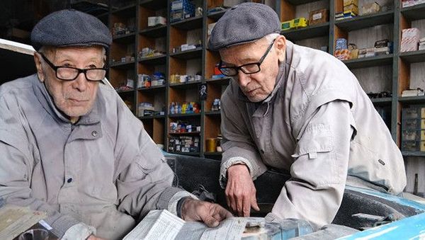 76 Yıllık Usta Suat Nezir, Türkiye’nin İlk Seri Otomobili Anadol’a Can Veriyor