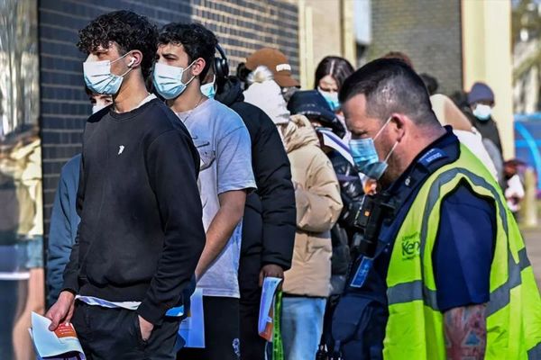 İngiltere’de Kent Üniversitesi Menenjit Salgını Hızla Yayılıyor
