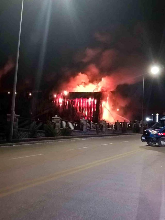Sincan'daki Fabrika Yangınına Çok Sayıda Ekip Müdahale Ediyor