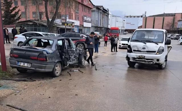 İnegöl’de Otomobil ve Kamyonet Çarpıştı: 9 Kişi Yaralandı