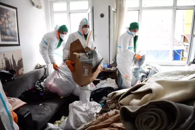 Bursa Osmangazi’de Bir Evden 4 Kamyon Çöp Çıkarıldı