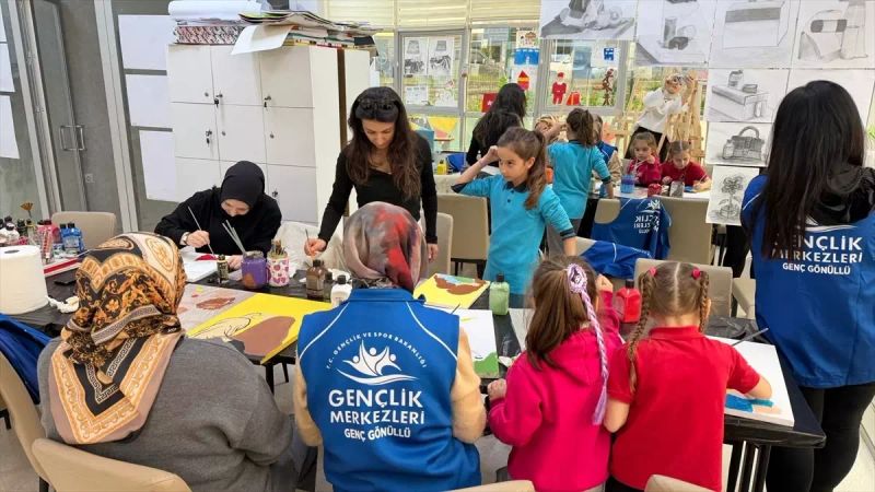 Alaçam'da Anne ve Kızlarına Özel Boyama Etkinliği Düzenlendi