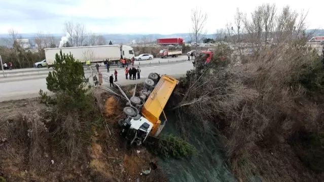 Kastamonu'da Sürücüsünün Rahatsızlanmasıyla Hafriyat Kamyonu Şarampole Devrildi