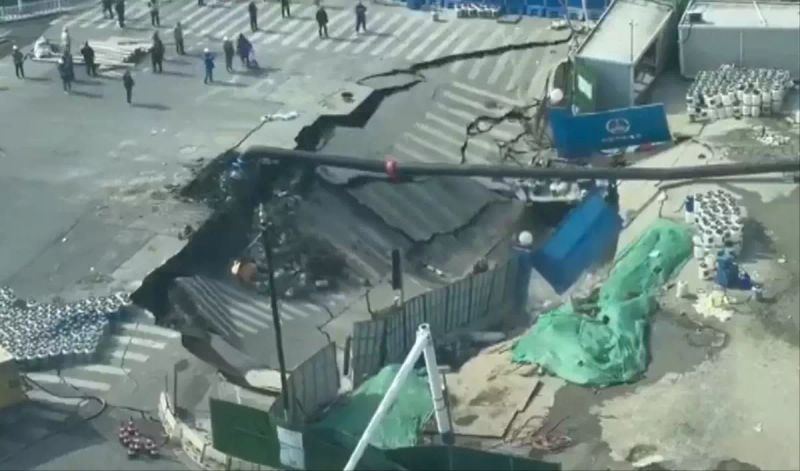 Şanghay’da Metro İnşaatında Yol Çökmesi Sonrası Bölge Trafiğe Kapatıldı