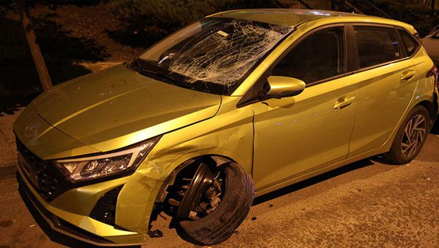 Kontrolden çıkan otomobil motosiklete ve 5 araca çarptı