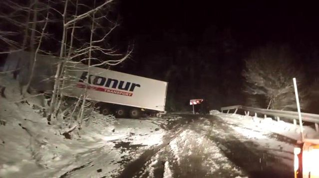 Şavşat'ta Tır Kazası D-010 Karayolunda Ulaşımı Durma Noktasına Getirdi