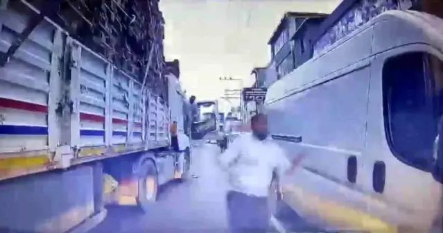 Adana'da Trafikte Çıkan Tartışma Bıçaklı Saldırıya Dönüştü