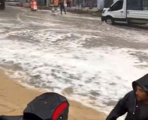 Adana'da Dolu ve Sağanak Yağış Hayatı Olumsuz Etkiledi