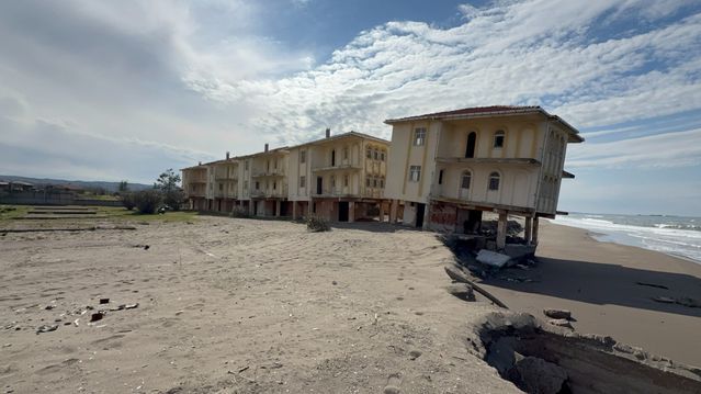 Karasu'da Kıyı Erozyonu Nedeniyle Tahliye Edilen Villa Yan Yattı