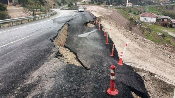 Aydın'da Toprak Kayması Nedeniyle Kara Yolu İkinci Kez Çöktü