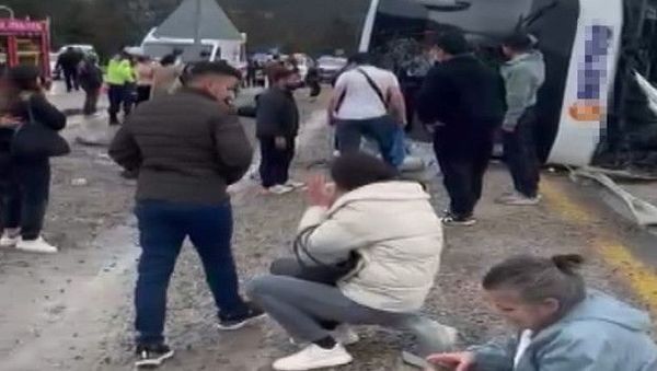 Konya-Antalya Karayolunda Yolcu Otobüsü Devrildi: 15 Yaralı Var