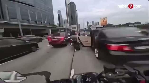 Malezya'da 2 Yaşındaki Çocuğun Açtığı Kapı Zincirleme Trafik Kazasına Yol Açtı