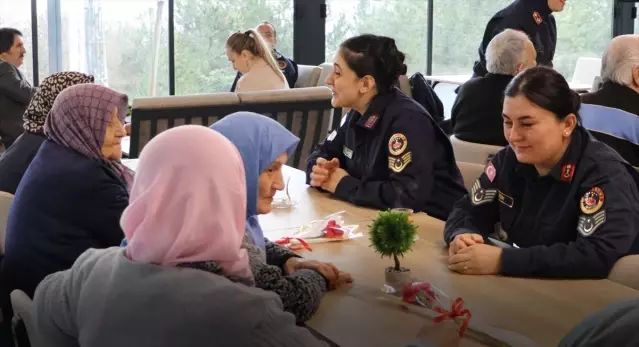 Bolu Jandarma Ekibi İzzet Baysal Huzurevini Ziyaret Etti
