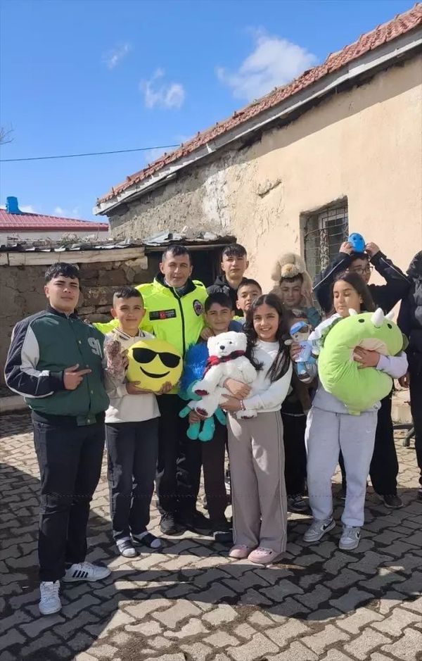 Motokurye Mahsun Karagöz Oyuncakları Şehir Şehir Çocuklara Dağıttı