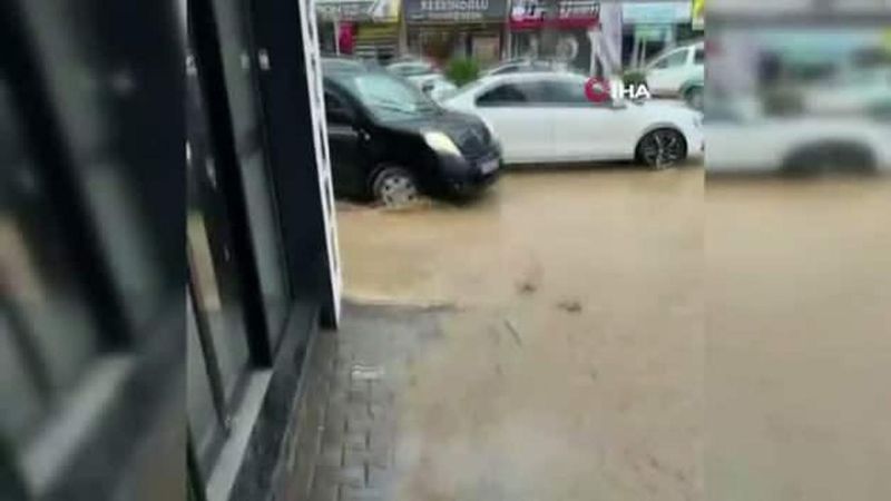 İzmir Ödemiş'te Sağanak Yağış Sonrası Sokaklar Su Altında Kaldı
