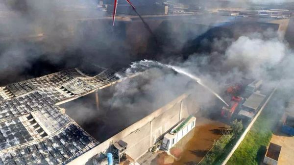 Akhisar'daki Şekerleme Fabrikası Yangını 4 Saatte Kontrol Altına Alındı