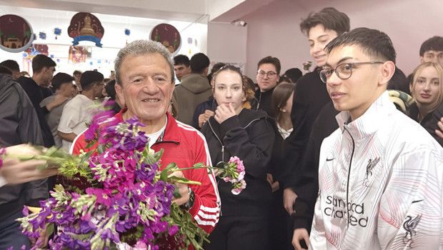 Yalova'da 40 Yıllık Beden Eğitimi Öğretmenine Duygusal Veda