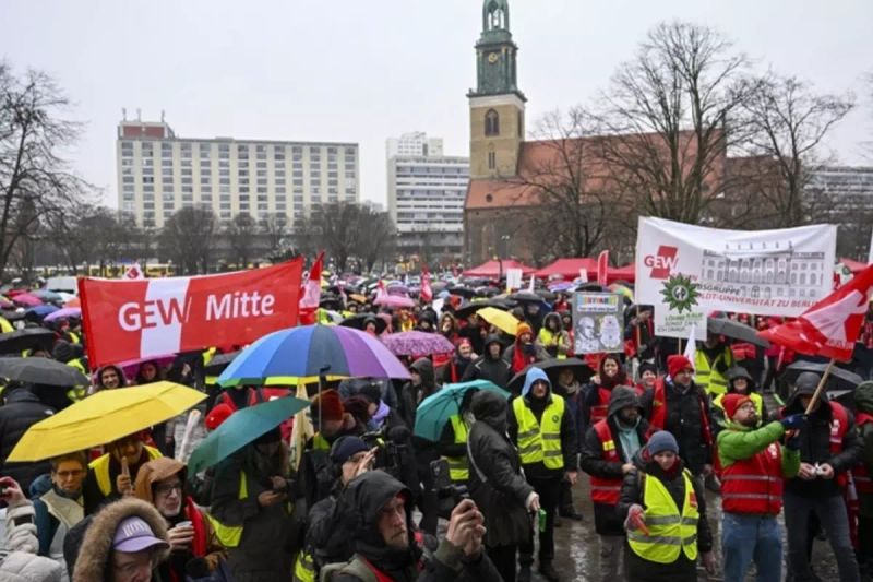 Almanya'da Toplu Taşıma Grevi Ulaşımı Durma Noktasına Getirdi