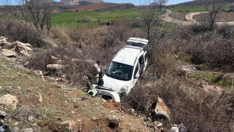 Hafif Ticari Araç Şarampole Devrildi: 4 Kişi Yaralandı