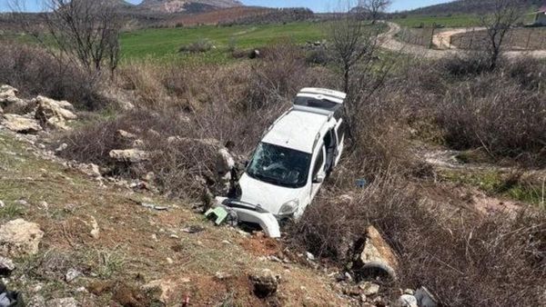 Hafif Ticari Araç Şarampole Devrildi: 4 Kişi Yaralandı