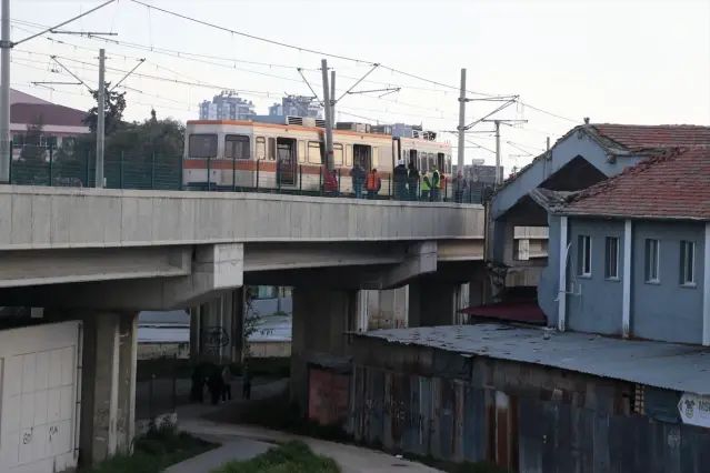 Adana’da Hafif Raylı Sistem Vagonu Raydan Çıkarak Direğe Çarptı