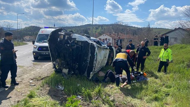 Bilecik'te SUV Devrildi: 2 Kişi Yaralandı