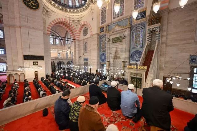 Ramazan Bayramı'nda Camilere Yoğun Cuma Namazı Katılımı