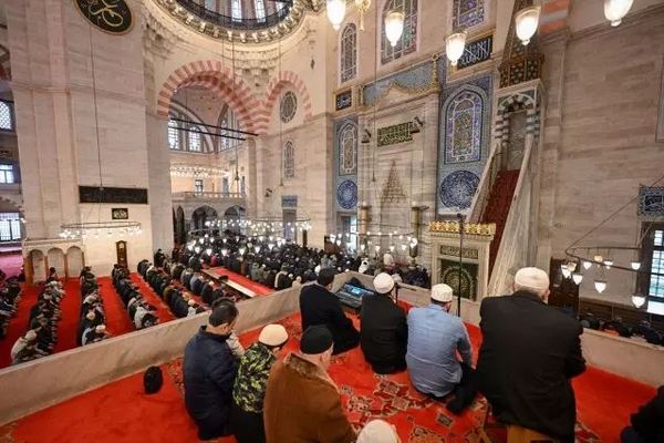 Ramazan Bayramı'nda Camilere Yoğun Cuma Namazı Katılımı