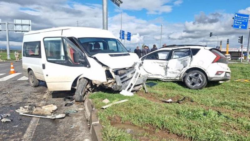 Diyarbakır'da Öğrenci Servisi ile Otomobil Çarpıştı: 13 Yaralı