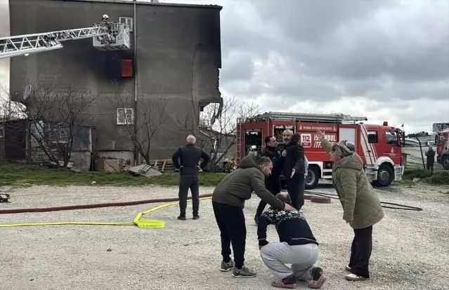 Büyükçekmece'de Üç Katlı Binada Çıkan Yangında 6 Kişi Kurtarıldı