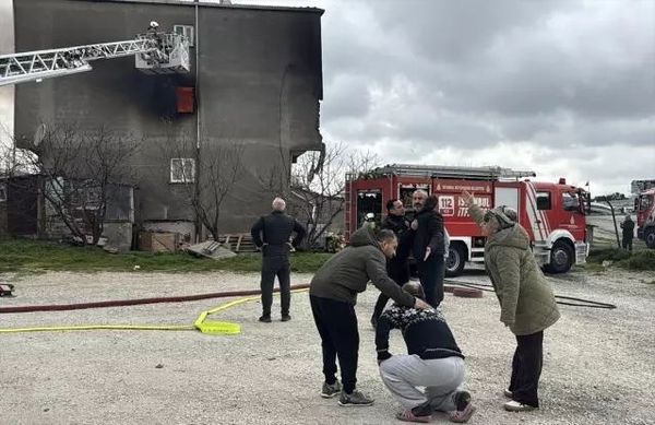 Büyükçekmece'de Üç Katlı Binada Çıkan Yangında 6 Kişi Kurtarıldı