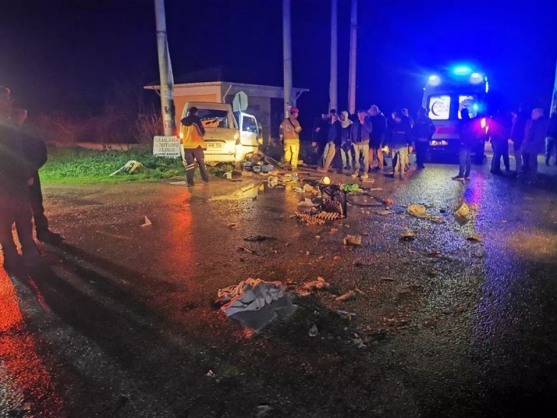 Karacabey'de Kamyon ile Minibüs Çarpışması: 2 Kişi Yaralandı