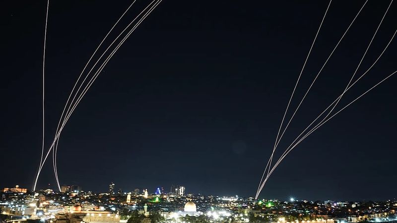 İran'dan İsrail'e Yoğun Füze Saldırısı: Hürmüz Boğazı Krizi Derinleşiyor