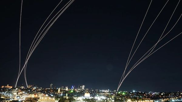 İran'dan İsrail'e Yoğun Füze Saldırısı: Hürmüz Boğazı Krizi Derinleşiyor