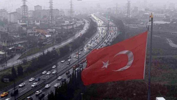 İstanbul'da Bayram Dönüşü Trafiği Çamlıca Gişeleri'nde Yoğunlaştı