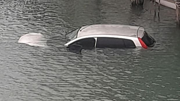 Antalya'da Otomobil Dereye Uçtu, İçindekiler Kendi İmkanlarıyla Kurtuldu