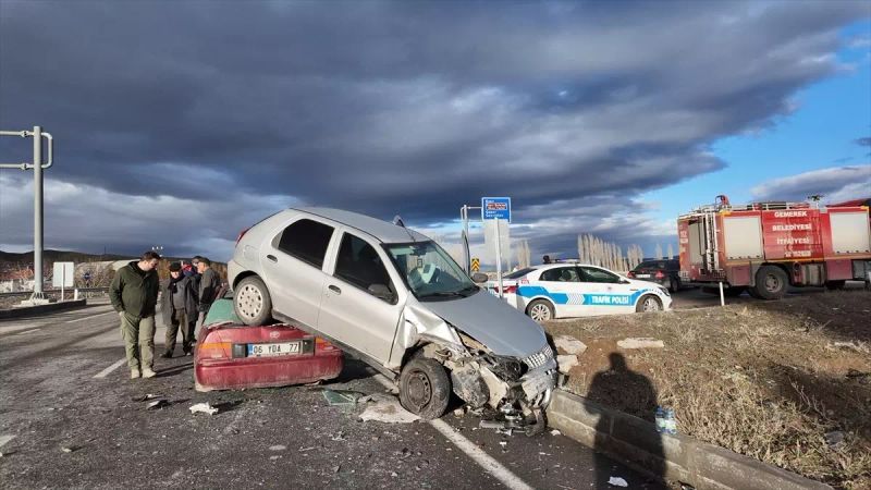 Sivas Gemerek'te İki Otomobil Çarpıştı, 3 Kişi Yaralandı