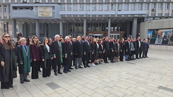 Zonguldak'ta 5 Nisan Avukatlar Günü Çelenk Töreni Düzenlendi